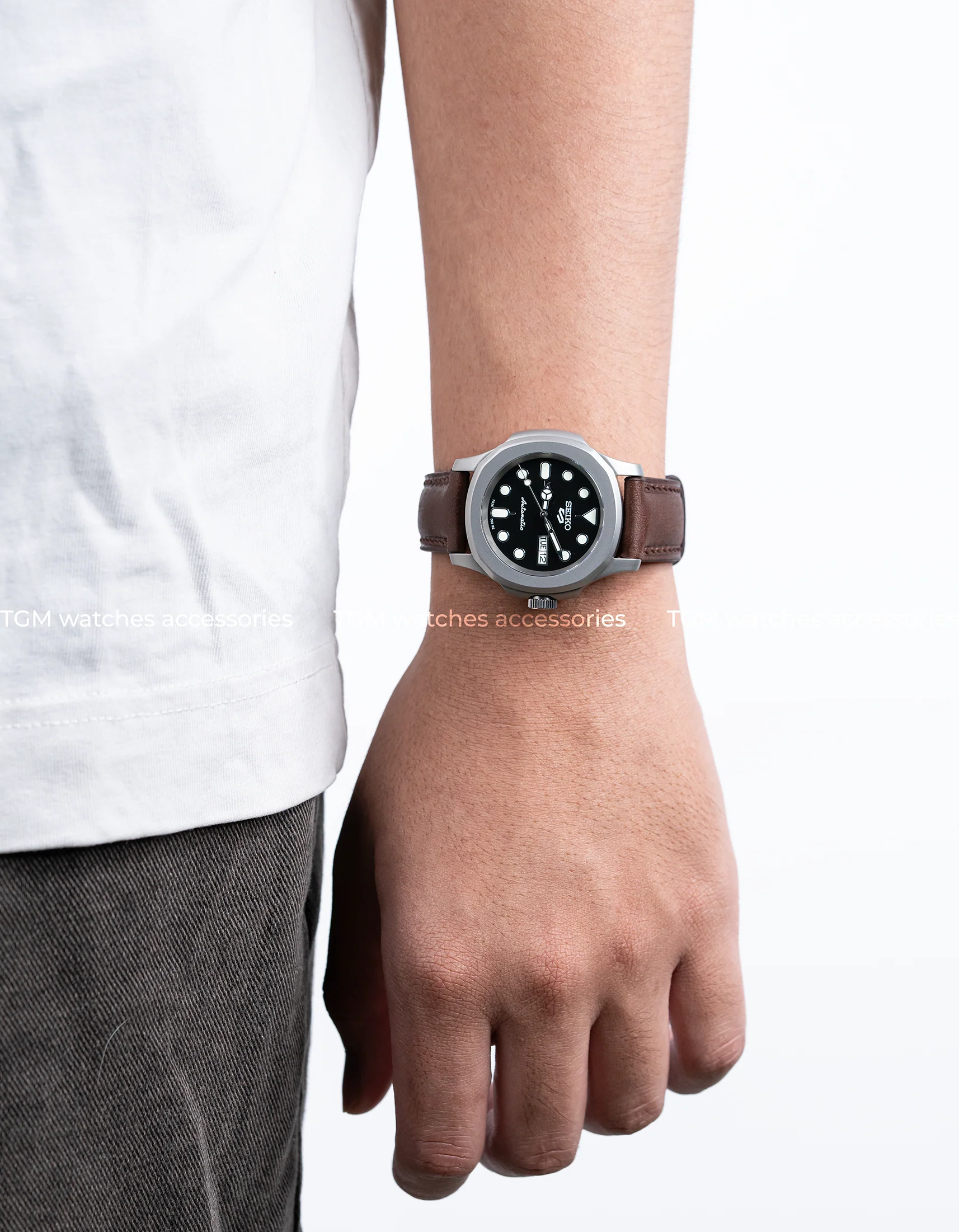 MODEL . 40L - Image 7